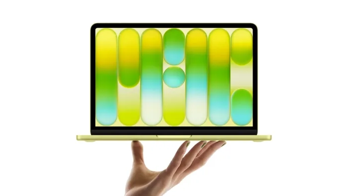 mujer presentando el nuevo macbook neo con el mejor precio en colombia