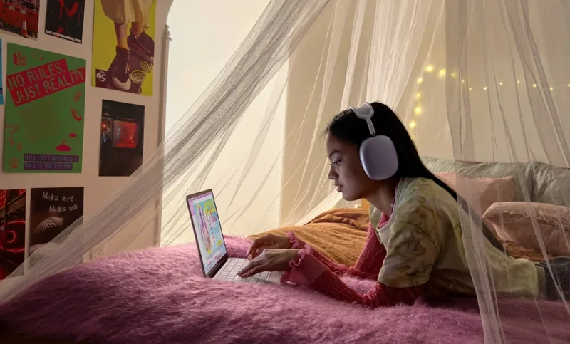 jovencita usando el nuevo macbook neo con su estilo de vida moderno y casual