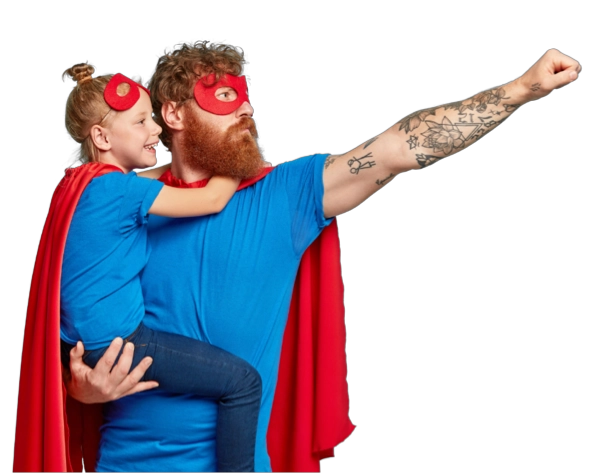 Padre e hija vestidos de superhéroes con capa roja celebrando el Día del Padre con descuento en MacBook usadas Colombian Mac Store